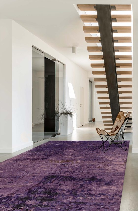 Wohnsituation unter Treppe mit Geba Teppich "Antique purple" - Geba Teppich