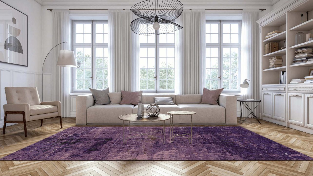 Wohnzimmer in hellen beige bzw. Weißtönen gehalten mit Geba Teppich "Antique purple" - Geba Teppich