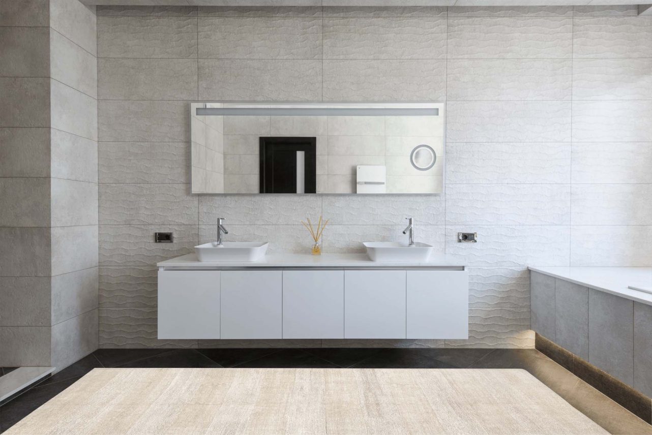 Schönes, großzügiges und minimaoistisches Badezimmer mit Geba Teppich Design "Hemp Striped" in beige - Geba Teppich