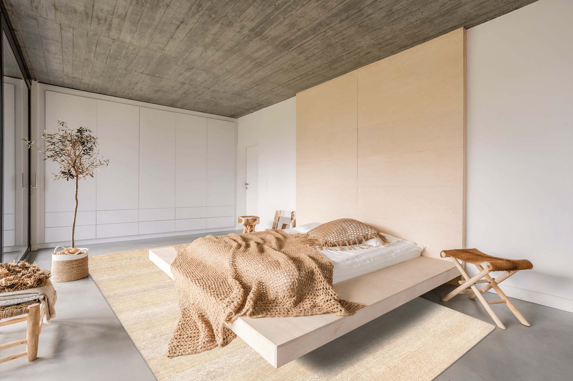 Schlafzimmer mit beigem Geba Teppich aus Hanf "Hemp Striped" - Geba Teppich