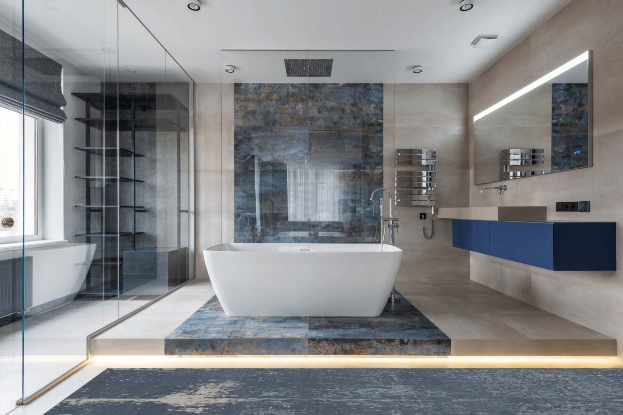 Großes Badezimmer mit blauen Marmorplatten und