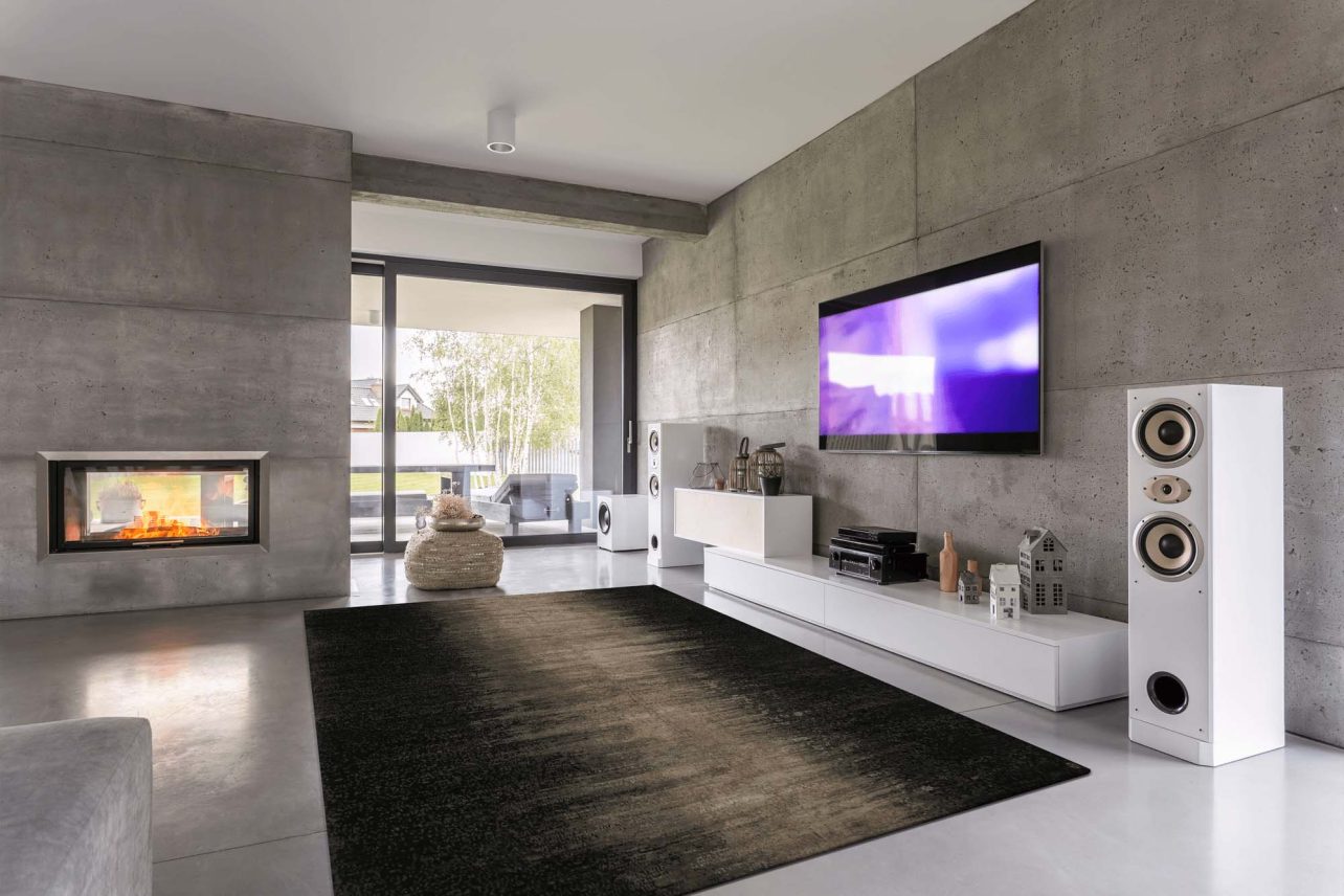 Modernes Wohnzimmer mit Sichtbeton-Architektur und Geba Teppich "Kasar"- Geba Teppich