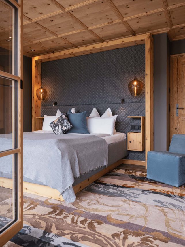 Schlafzimmer mit buntem Geba Teppich "Luegg" mit floralen Muster - Geba Teppich