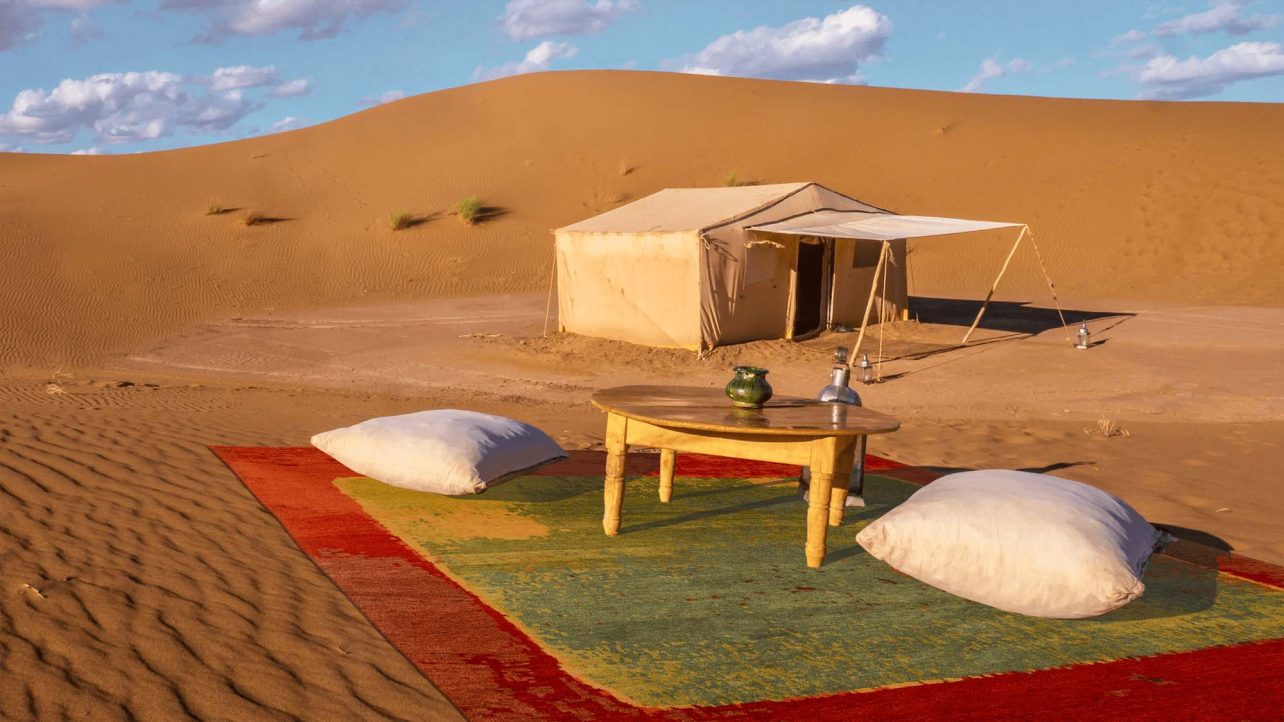 Wüste mit rotem Teppich und grün-gelben Muster - Geba Teppich