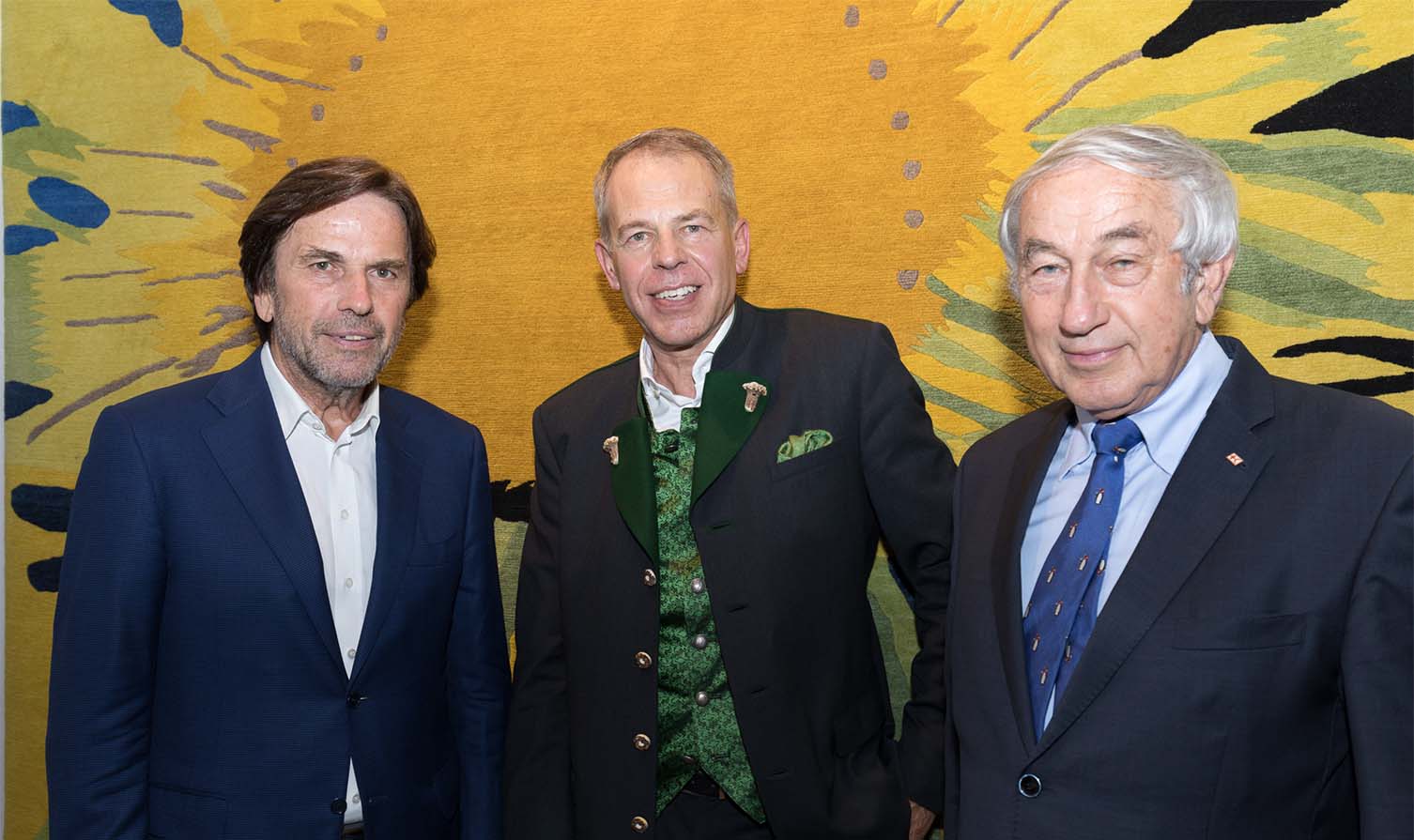 Franz Voves, Harald Geba und Gerald Schöpf posieren gemeinsam vor Teppichdesign "Kiwi" für ein gemeinsames Foto bei der Verleihung des Steirischen Landeswappens - Geba Teppich