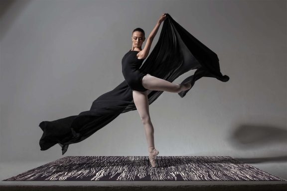 Ballerina auf schwarzem Teppich mit weißen Streifen Vella black and White - Geba rugs