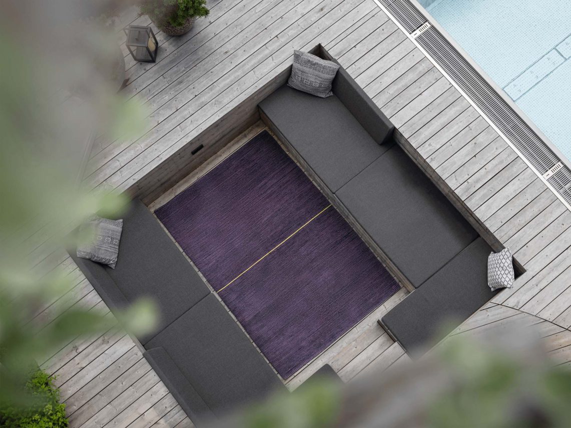 Outdoorbereich mit violettem Teppich Yarlung violet - Geba Teppich