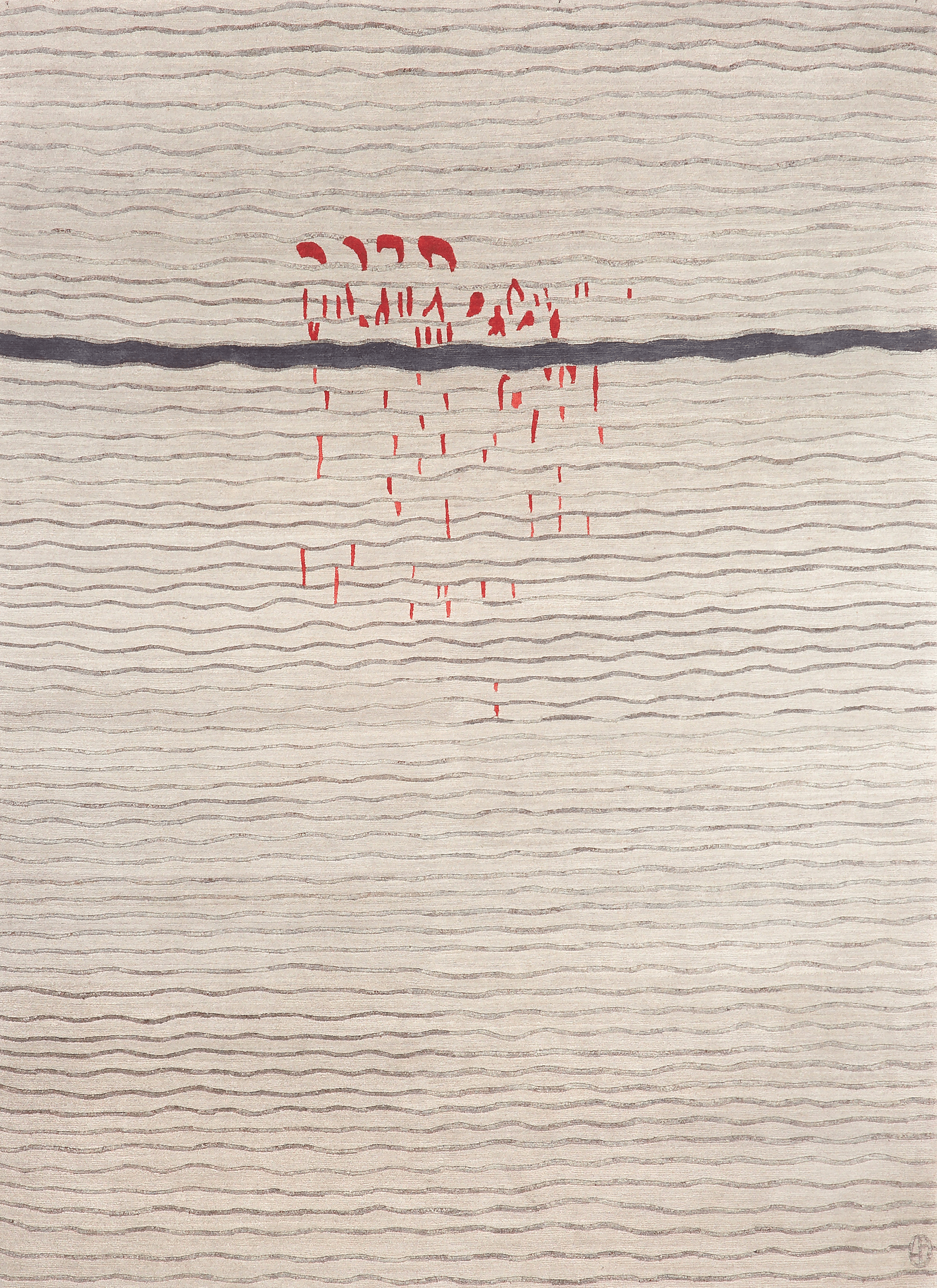 Geba Teppich "Babchu" in hellbeige mit gewellten horizontalen grauen Linien, eine dicke graue Linien in der oberen Hälfte mit roten Flecken in der Mitte, aus Nepal, 100 Koten, gefertigt aus tibetischer Hochlandschafwolle - Produktbild - Geba Teppich