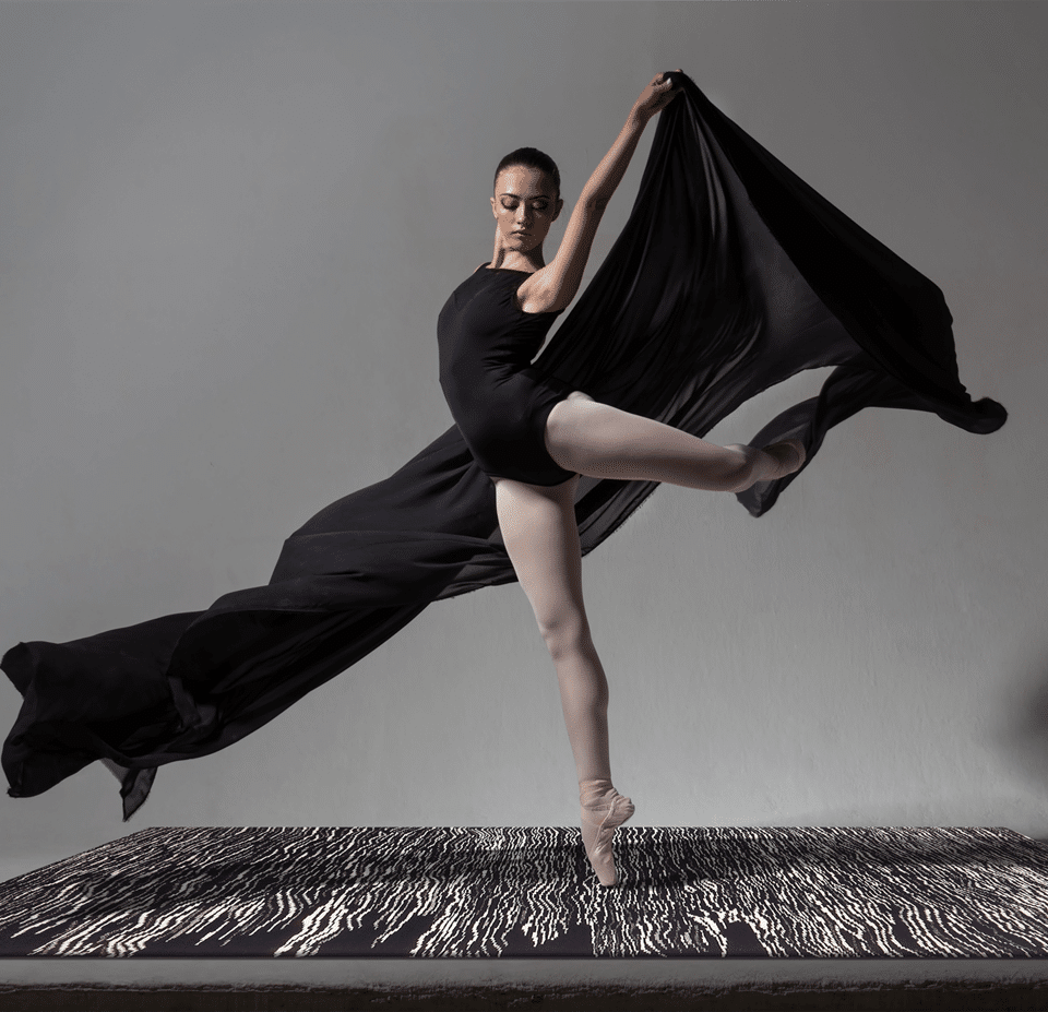 Ballerina auf schwarzem Teppich mit weißen Streifen Vella black and White - Geba Teppich