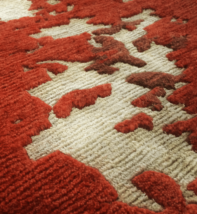 Detailaufnahme des Geba Teppich "Tingwo" mit dem Reliefschnitt in hoch rot und tief in beige - Geba Teppich
