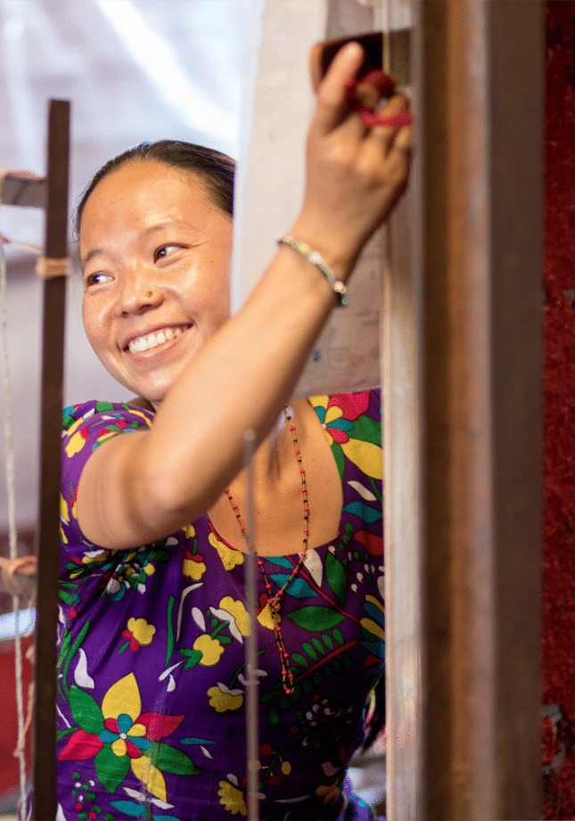Frau beim Teppich knüpfen in der Geba Produktionsstätte in Nepal - Geba Teppich
