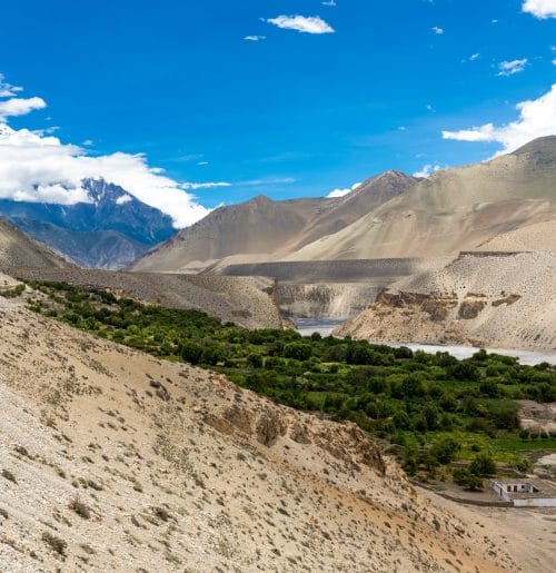 Die wunderschöne Landschaft in Nepal mit ihren kahlen Bergen und kleinen Grünoasen - Geba Teppich