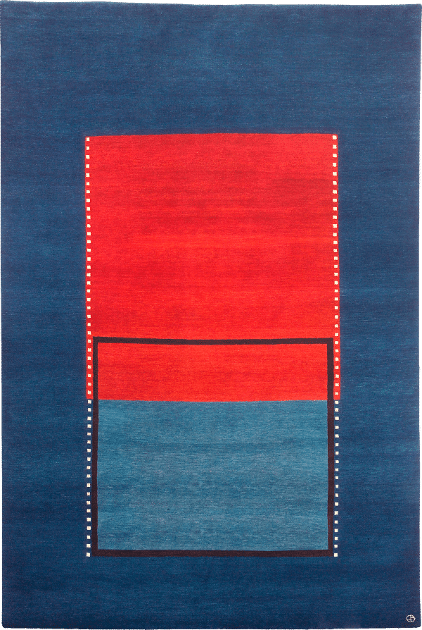 Geba Teppich "Quadro" in blauer Grundfarbe, mit einer roten und hellblauen Fläche in der Mitte. Zusätzlich ist ein Quadrat mit schwarzen Outlines dargestellt. Entlang der beiden Flächen verlaufen kleine wollweiße Quadrate über die ganze länge. Aus Nepal, 80 Knoten, gefertigt aus tibetischer Hochlandschafwolle - Produktbild - Geba Teppich