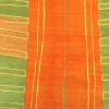 Geba Teppich "Sitra" in der Grundfarbe orange mit zwei dicken grünen Längsstreifen, die grünen Streifen sind drei mal durch ein blasseres orange unterbrochen, auf den Längsstreifen befinden sich mit gelben Outlines dargestellten Quader. Mittig verläuft eine dünne grüne Linie und je vier gelbe pro Hälfte, aus Nepal, 80 Knoten, gefertigt aus tibetischer Hochlandschafwolle - Produktbild - Geba Teppich