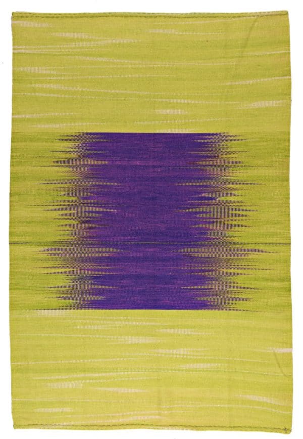 Kelim in giftgrüner Grundfarbe, mittig platzierter Kubus in violett der seitlich farblich ausfranst, aus Afghanistan, gefertigt aus Schafwolle - Produktbild - Geba Teppich