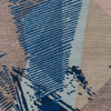 Geba Teppich "Acconci" in unterschiedlichen blau und beige Tönen, abstraktes Design, viele Linien in blau auf unterschiedlichen dreieckigen Flächen, aus Nepal, 150 Knoten, gefertigt aus tibetischer Hochlandschafwolle - Produktbild - Geba Teppich