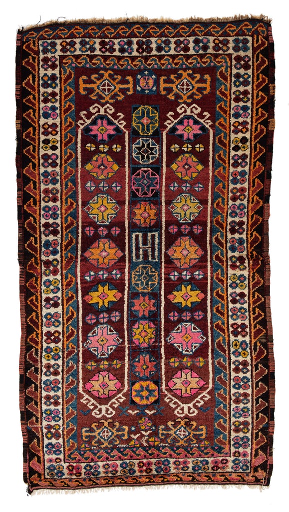 Herki Teppich in dunkelrot mit beige Bordüre und Fransen, mit Blütenartigen Geometrischen Formen gemustert, aus Ostanatolien, ca. 80 Jahre alt, gefertigt aus Schafwolle - Produktbild - Geba Teppich
