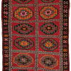 Herki Teppich in rot mit schwarzer Bordüre und Fransen, mit Blütenartigen Geometrischen Formen gemustert, gekachelt, aus Anatolien, ca. 80 Jahre alt, gefertigt aus Schafwolle - Produktbild - Geba Teppich