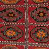 Herki Teppich in rot mit schwarzer Bordüre und Fransen, mit Blütenartigen Geometrischen Formen gemustert, gekachelt, aus Anatolien, ca. 80 Jahre alt, gefertigt aus Schafwolle - Produktbild - Geba Teppich