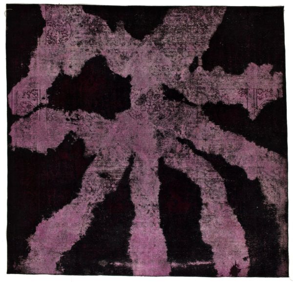 Teppich im Vintagelook, in schwarz-rosa Tönen mit angedeutetem klassischen Design, aus dem Iran, Schafwolle - Produktbild - Geba Teppich