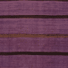 Kelim in violett mit dunklen dünneren Querstreifen, vier beige Streifen, aus Anatolien, gefertigt aus Schafwolle - Produktbild - Geba Teppich