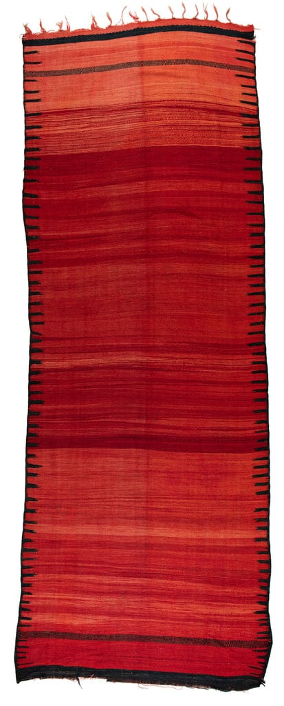 Bushad Kelim in in unterschiedlichen rot Tönen bzw. Verlauf in orange, mit Fransen, seitlich entlang der Länge schwarze Streifen, aus Marokko, gefertigt aus Schafwolle - Produktbild - Geba Teppich