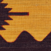 Kelim mit gelbem gewellten viereckigen Element, Hintergrund ist in dunkelviolett, mit Fransen, aus Anatolien, gefertigt aus pflanzlich gefärbter Schafwolle - Produktbild - Geba Teppich