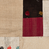Patchwork Teppich mit verschiedenen Farben, Grundfarbe ist beige in unterschiedlichen Tönen, rot-schwarze Patches verteilt über den Teppich, vereinzelte bunte Schneeflocken gestickt, aus Anatolien, gefertigt aus Schafwolle - Produktbild - Geba Teppich