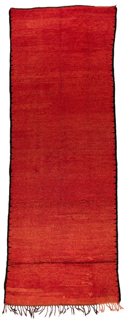 Berber in rot mit feiner schwarzer Randmusterung, einseitige Zöpfe, aus Marokko, gefertigt aus Schafwolle und Ziegenhaar - Produktbild - Geba Teppich