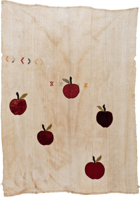 Kelim in offwhite with apples embriodered on it, from Turkey, sheep's wool and linen - product picture - Geba carpets