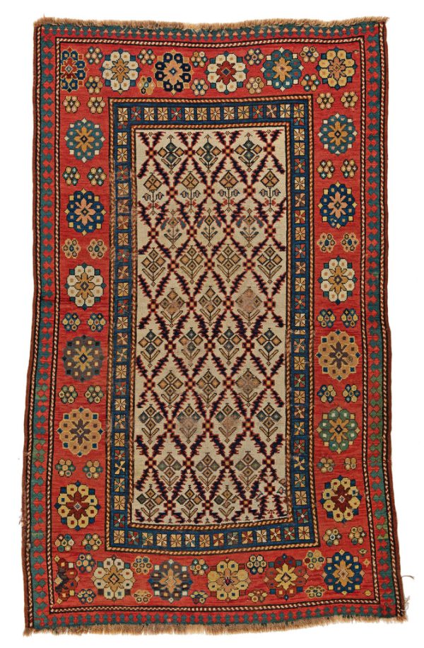 Rot-beiger Teppich, aus dem Kaukasus, Kurzflor "Shirwan" mit mit feinem klassischen Floraldesign, ca. 100 Jahre alt, aus pflanzlich gefärbter Schafwolle - Produktbild - Geba Teppich