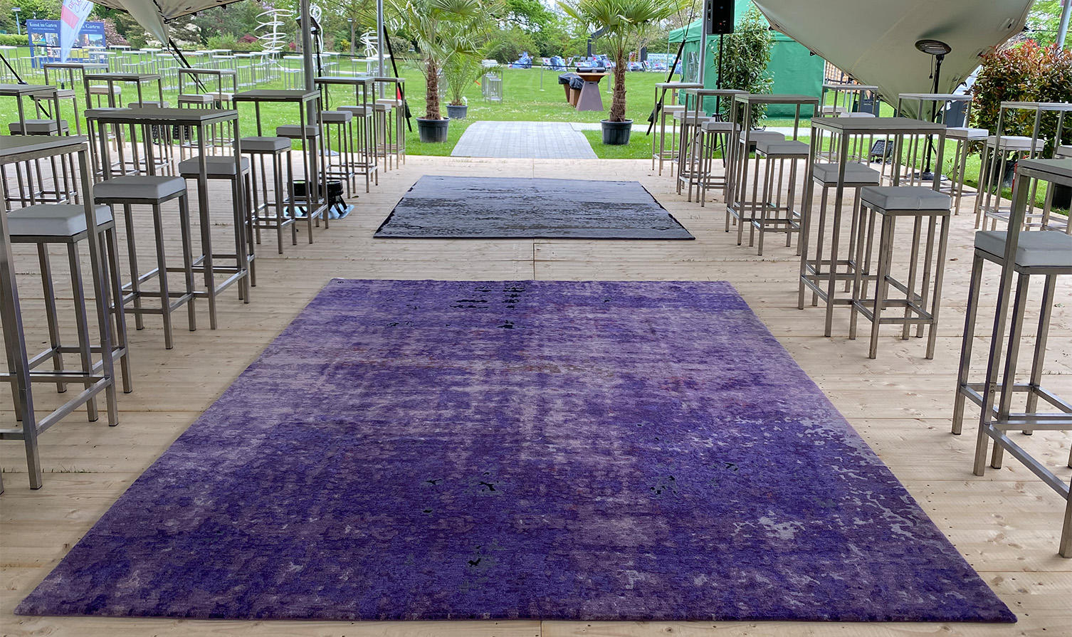 Geba-Teppich Design "Antique Purple" und Teppichdesign "Reham Anthrazit" schmücken den VIP-Bereich im Zuge der Ausstellung "Design Days 2022 im Schloss Grafenegg - Geba Teppich