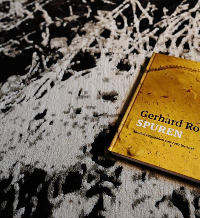 Der Bildband Spuren vom Künstler und Schriftsteller Gerhard Roth auf einem Geba Teppich - Geba Teppich
